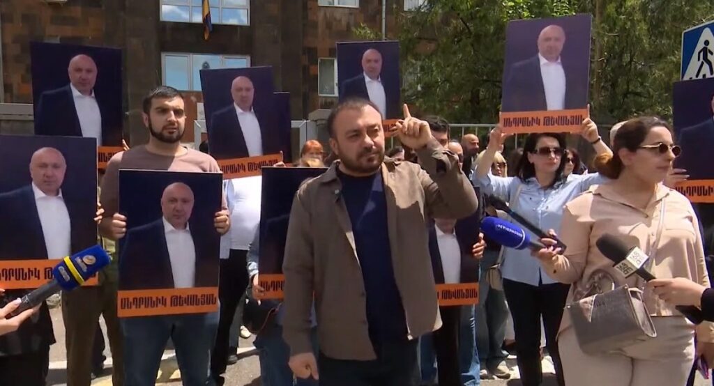 Տեսանյութ. «Նիկոլ Փաշինյան, կա մեկ դավաճան եւ այդ մեկ մարդը դու ես». ակցիա դատարանի բակում