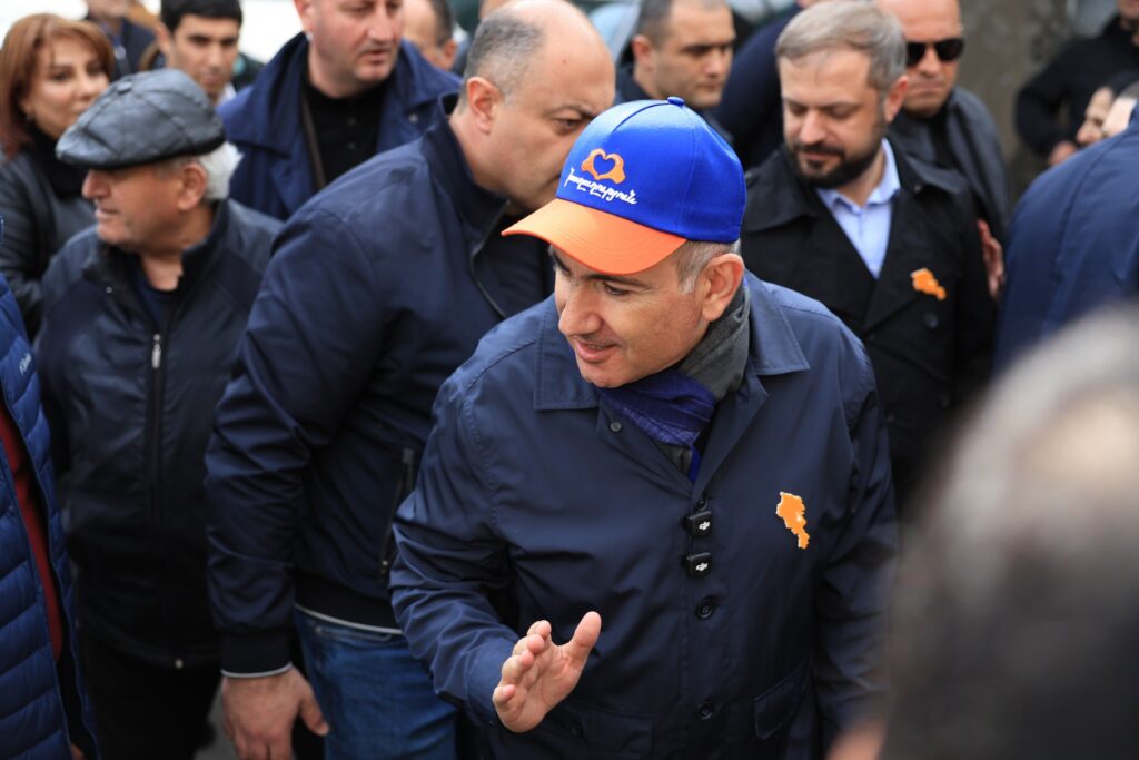 Տեսանյութ. «Էդ փոքր ա, մեզ մեծ ա պետք». Տեղի բնակիչը հրաժարվեց Փաշինյանից քարտեզ վերցնել