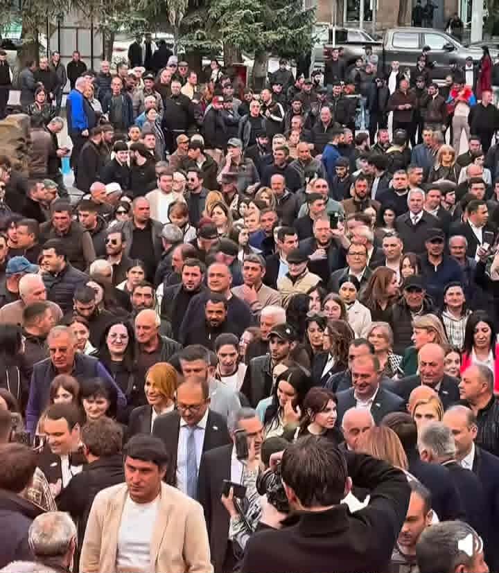 Մեծաթիվ գյումրեցիներ անսպասելի դիմավորեցին ընդդիմադիր շարժման ներկայացուցիչներին
