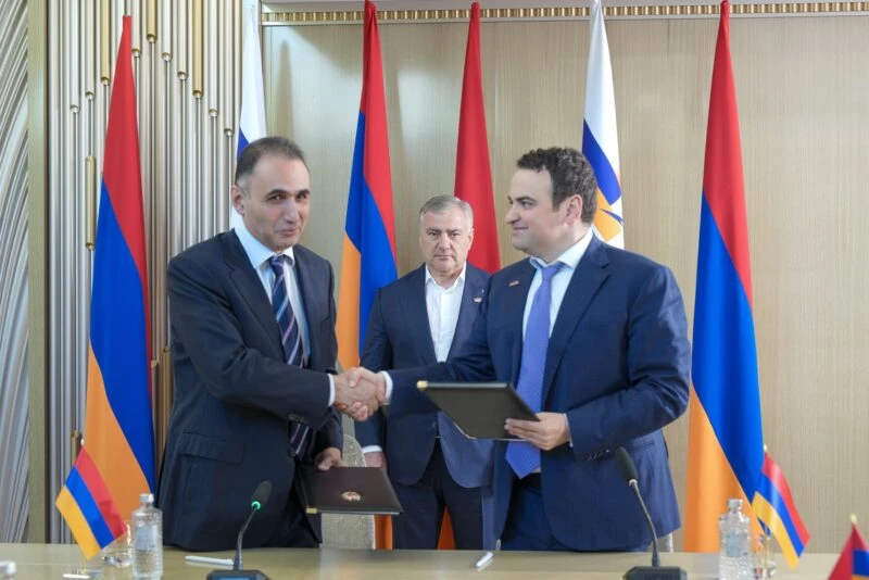 Տեսանյութ. Սամվել Կարապետյանը հանդիպել է իրենց միացած քաղաքական ուժերի ներկայացուցիչների հետ