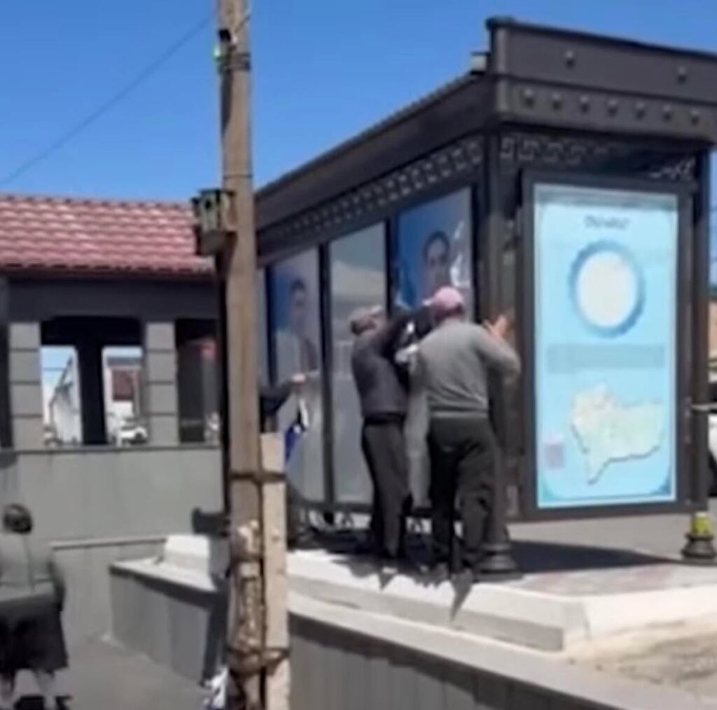 Արման Թաթոյանի պաստառները պոկում են