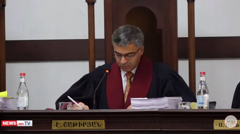 ՍԴ դատավոր Էդգար Շաթիրյանը ներկայացնում է 7 կուսակցությունների հայցի վերաբերյալ զեկույցն ընտրությունների արդյունքներն անվավեր ճանաչելու մասին