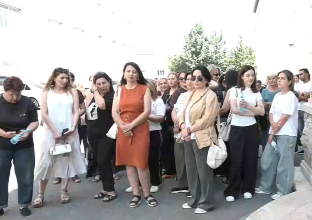 Պահանջում ենք վերաբացել գործարանը, պայքարելու ենք մինչև վերջ. ժողովուրդը քաղաքականությունից պետք է չտուժի. ակցիա՝ «Մուլտի Տաբակ»-ի դիմաց