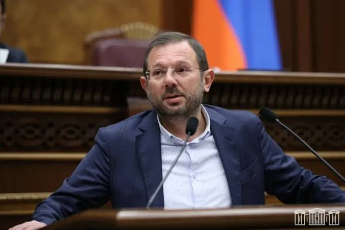 74 տարեկան մորն ու երկու աղջիկներին կալանքի են տարել, սա խելագարություն ա. Գեղամ Մանուկյան