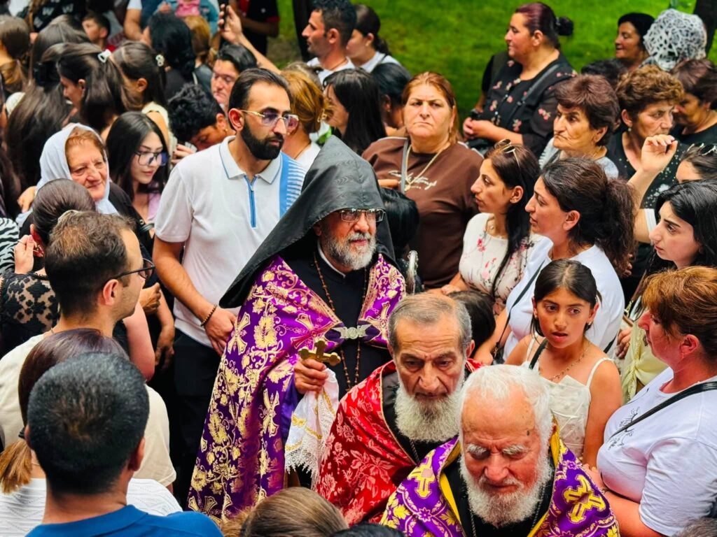 Մոտ մեկ տարվա դադարից հետո Միքայել Սրբազանը Յոթ Վերքում պատարագ մատուցեց