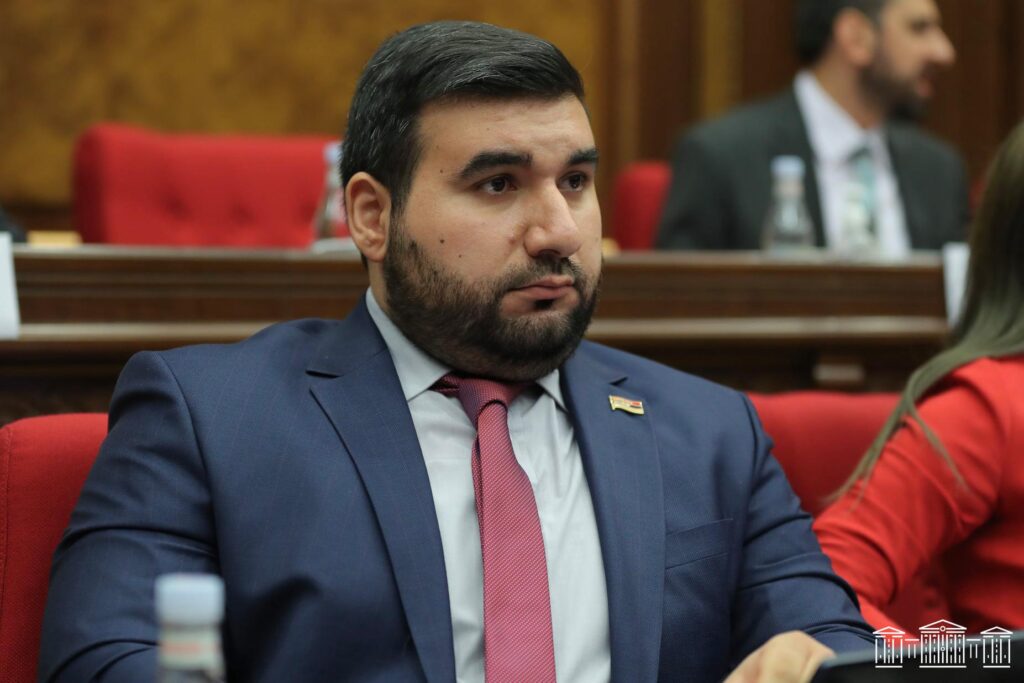 Տվե՛ք ասֆալտին, տարե՛ք, փակե՛ք բյուջեից գողացողին, իրավապահնե՛ր․ ՔՊ-ականը կրկնեց Փաշինյանի խոսքերը