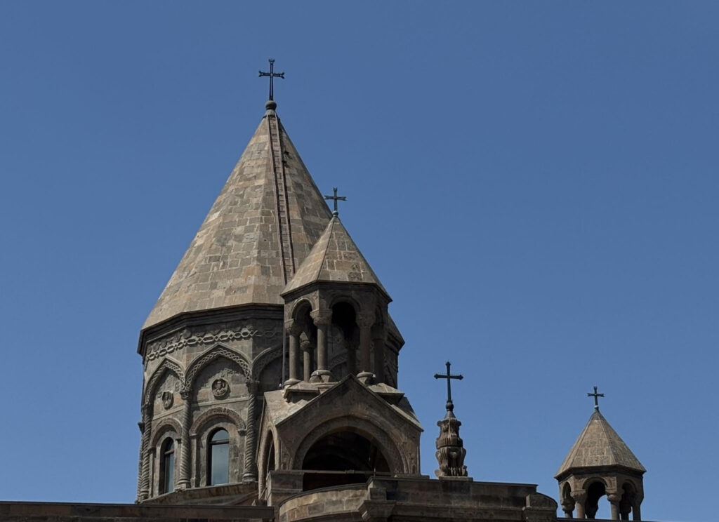 ՀՀ վարչապետի աշխատակազմի Հանրային կապերի և տեղեկատվության կենտրոնը հրապարակել է «Հայ Առաքելական Եկեղեցում ճգնաժամի և լուծման ուղիների մասին» զեկույց