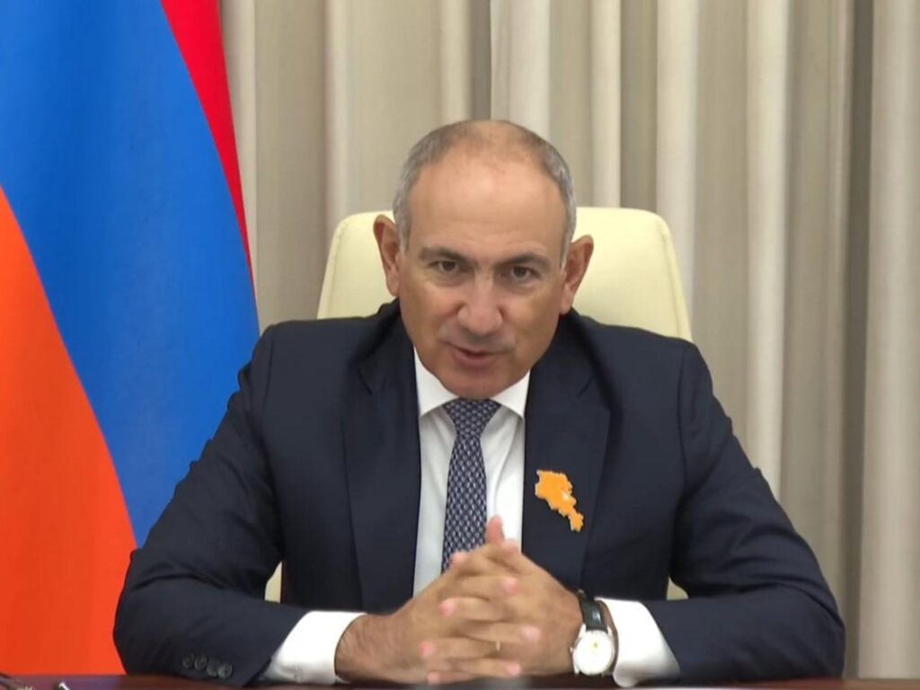 Փոխանակ ժողովրդի մասին մտածի, իր աշխատավարձն է բարձրացնում
